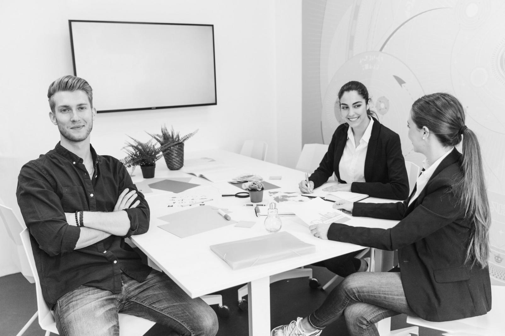 Sesión de formación empresarial con análisis de presupuestos